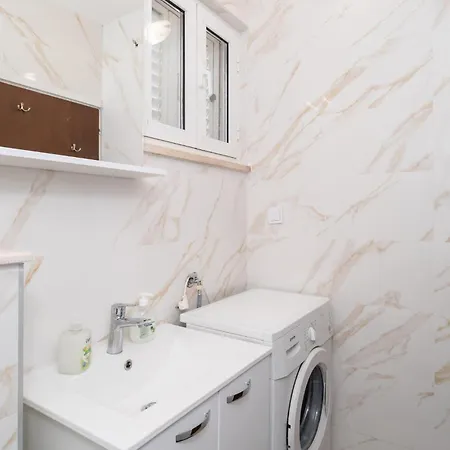 Apartment 1 Bedroom Lovely In *
