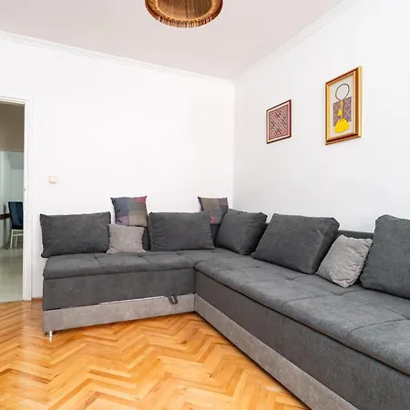 公寓 1 Bedroom Lovely In